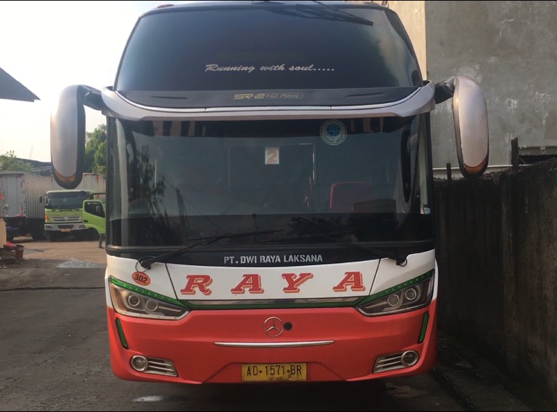 Bus Raya di Pool Pulo Gadung, Jakarta, Selasa (27/4/2021). Foto: BeritaTrans.com.