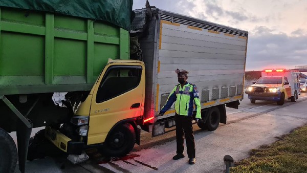 Truk Boks hantam trailer /Foto: Istimewa (Dok Polres Ngawi)