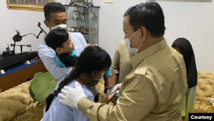 Menteri Pertahanan Prabowo Subianto hari Senin (26/4) mendatangi satu per satu keluarga ABK KRI Nanggala 402 yang gugur di Selat Bali, termasuk keluarga Dansatsel Kolonel Laut (P) Hari Setiawan. (Foto: istimewa)