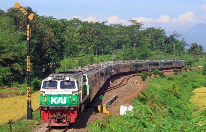 Kereta api dengan livery baru khusus bulan Ramadhan. (Foto:Humas KAI)