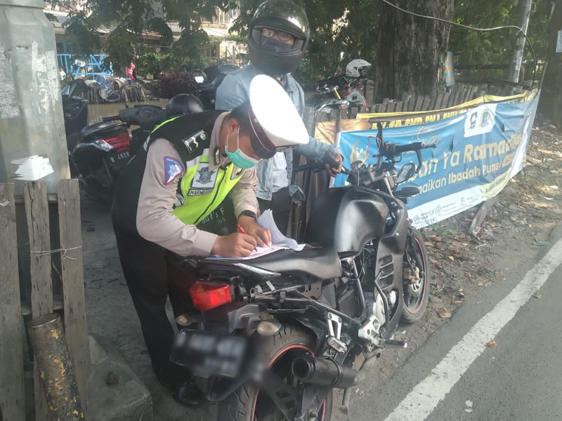 Polsek Bekasi Utara jaring 6 sepeda motor yang melanggar aturan, Selasa (27/4/2021). Foto: Polres Bekasi Kota.