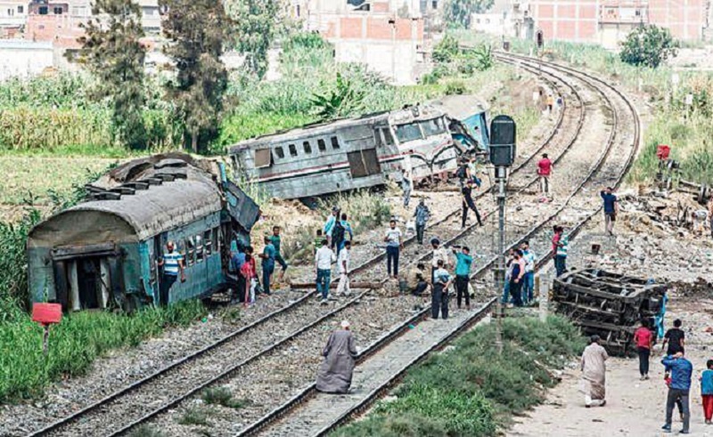 Gerbong kereta api terlepas dan keluar jalur di dekat Alexandria, Mesir. (Foto: AFP)