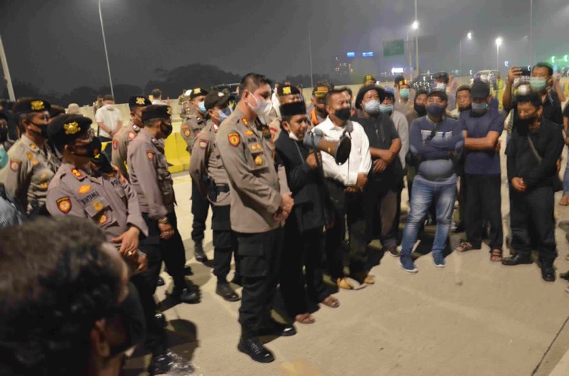 Ratusan personil Polres Metro Bekasi kawal aksi protes warga Jatikarya, Senin (26/4/2021). Foto: Polres Metro Bekasi