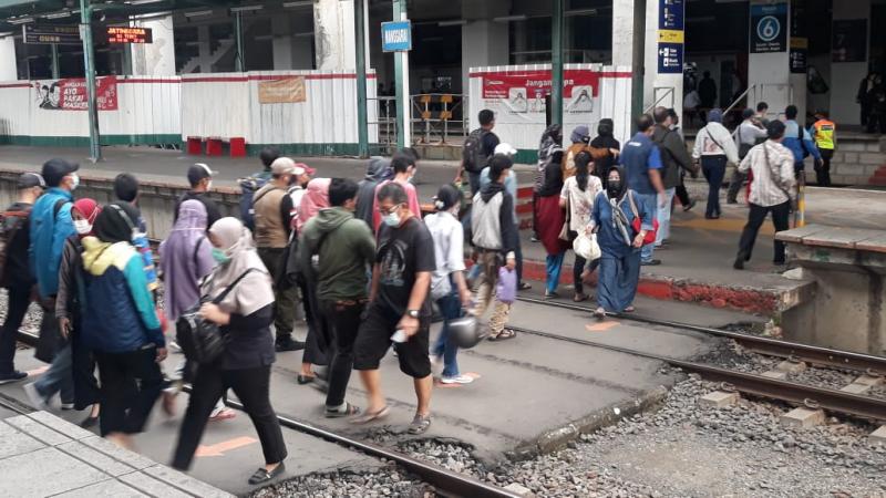 Lalu lalang pengguna jasa KRL di Stasiun Manggarai, Jakarta Selatan, Rabu sore, 28 April 2021. Foto: BeritaTrans.com dan Aksi.id.