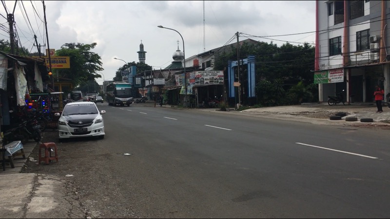 Jalan HM Joyomartono, Bekasi, mulai jarang bus AKAP melintas, Rabu (29/4/2021). Foto: BeritaTrans.com.