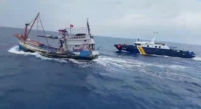 Aksi Kejar-kejaran kapal KKP dengan kapal ikan asing berbendera Vietnam. Foto: KKP.