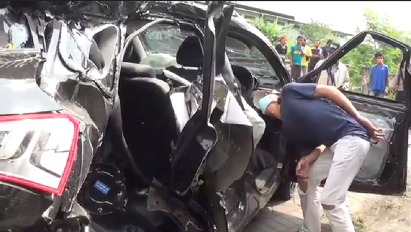 Kondisi mobil hancur setelah ditabrak kereta di perlintasan Benowo, Rabu (28/4/2021). (Foto: iNews.id/Nur Syefei).