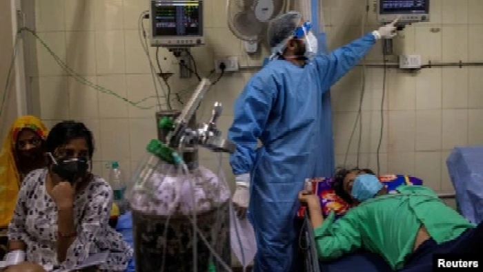 Pasien COVID-19 mendapatkan perawatan di bangsal korban di rumah sakit Lok Nayak Jai Prakash (LNJP), di tengah penyebaran penyakit di New Delhi, India, 15 April 2021. (Foto: REUTERS/Danish Siddiqui)