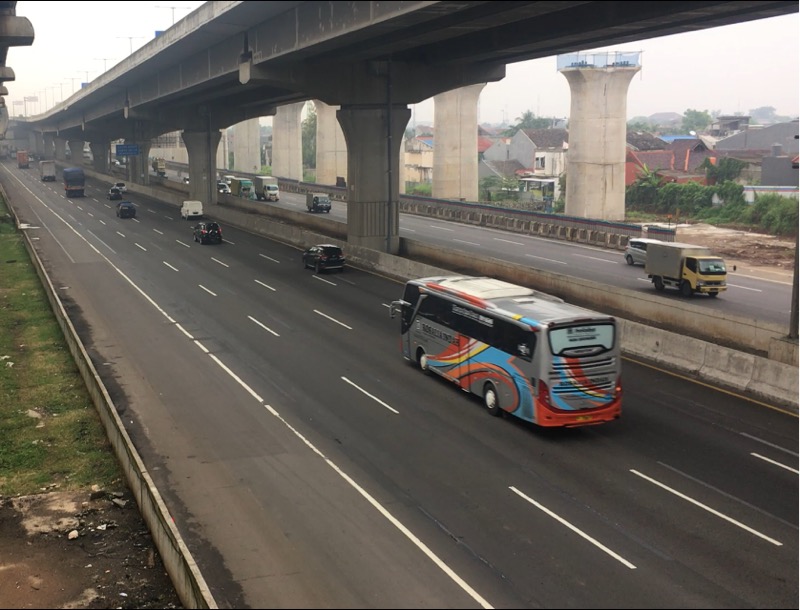 Tol Cikampek arah Jakarta dan Cikarang ramai lancar, Rabu (28/4/2021) pagi. Foto: BeritaTrans.com.