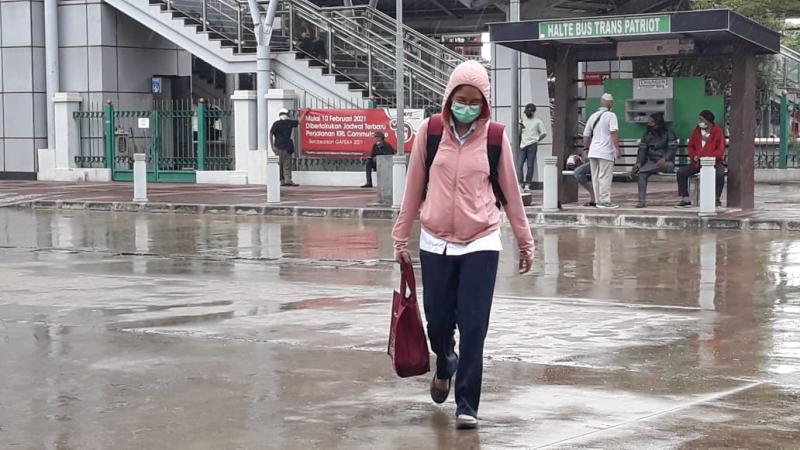 Hujan menyurutkan warga beraktivitas menggunakan jasa KRL di Stasiun Bekasi Timur, Rabu, 28 April 2021. Foto: BeritaTrans.com dan Aksi.id.