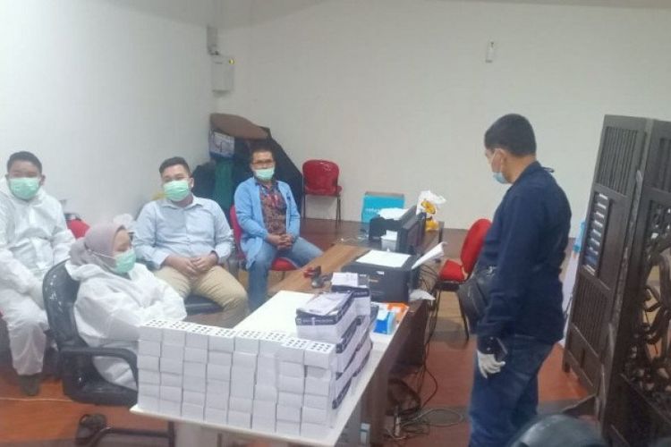 Layanan rapid test di Bandara Internasional Kualanamu di Deli Serdang, Sumatera Utara, digerebek polisi pada Selasa (27/4/2021). Penggerebekan terkait dugaan pemalsuan proses antigen tes cepat. (ANTARA / HO)