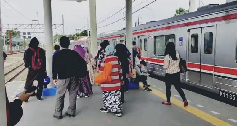 Banyak perempuan pekerja naik KRL dari Stasiun Tambun, Kabupaten Bekasi, Kamis sore, 29 April 2021. Foto: BeritaTrans.com dan Aksi.id.