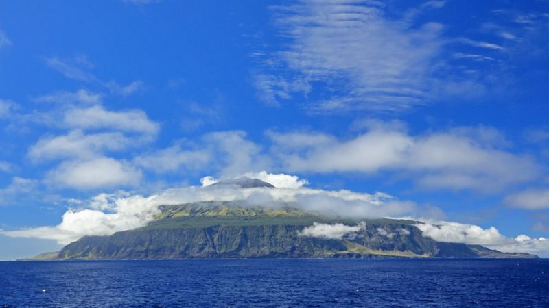 Jika Anda mengira Tristan da Cunha terlihat seperti gunung berapi yang menembus Samudera Atlantik ... itu karena memang begitu. (GETTY IMAGES)