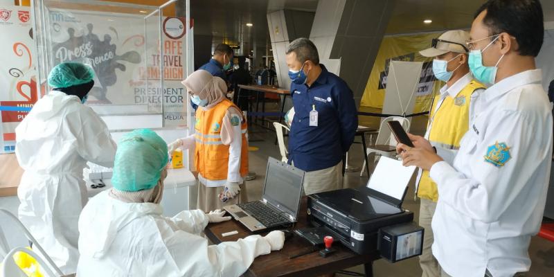 Executive General Manager (EGM) Bandara Husein Sastranegara Bandung R Iwan Winaya Mahdar memeriksa alat rapid test. 