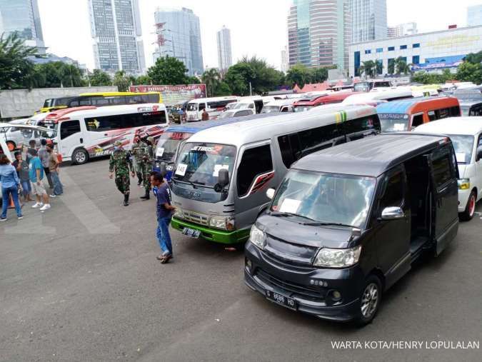 ILUSTRASI. Polisi mendata mobil travel dan bus yang di Polda Metro Jaya, Jalan Sudirman, Jakarta Pusat, Senin (12/5/2020).