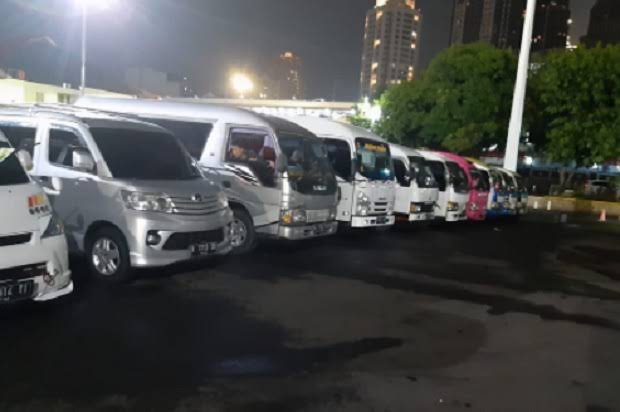 Direktorat Lalu Lintas Polda Metro Jaya mengamankan puluhan mobil travel gelap yang hendak membawa pemudik. Foto: Sindonews.com.