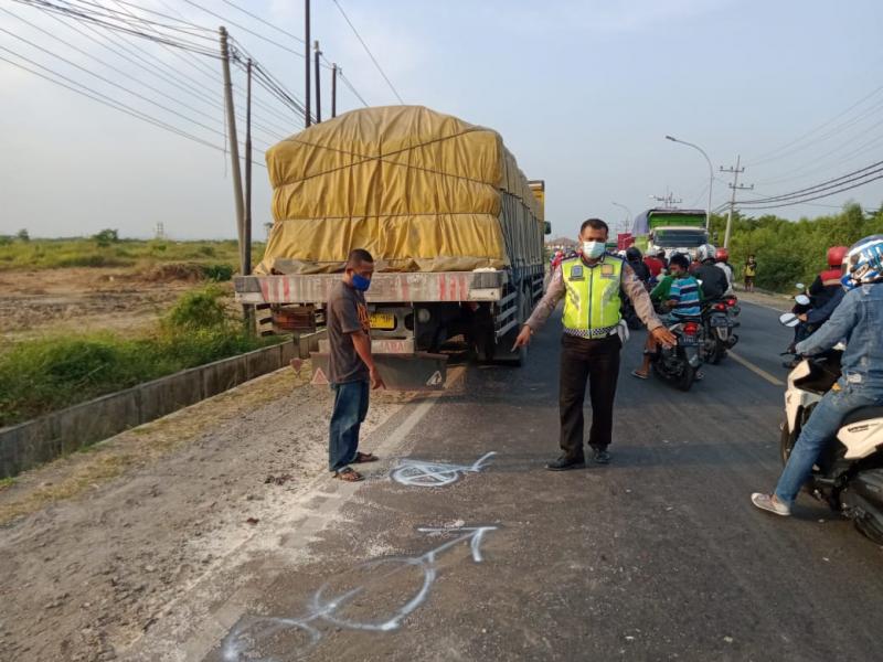 Pasangan suami istri (Pasutri) meningal usai kecelakaan di Jalan Raya Banyuwangi Kecamatan Manyar Kabupaten Gresik. Foto: Klikjatim.com.