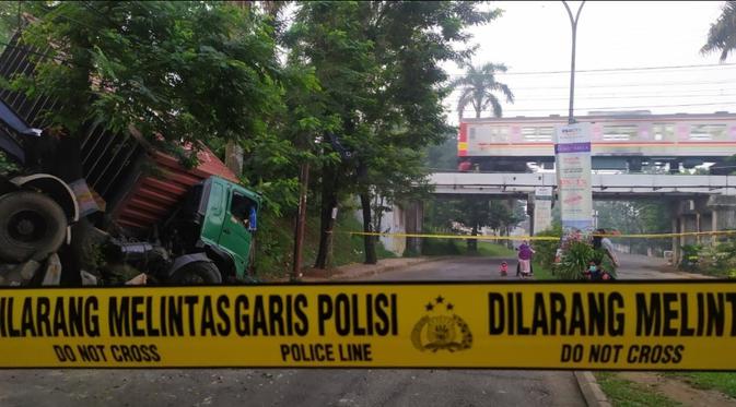 Truk kontainer terjun bebas dari ruas Tol BSD Tangerang. Foto: Liputan6.com.