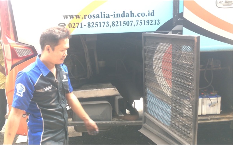 Mekanik bus Rosalia Indah sigap mengecek semua kesiapan bus, Kamis (29/4/2021). Foto: BeritaTrans.com.