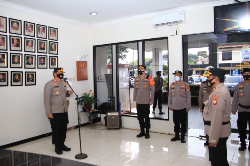 Kapolres Metro Bekasi Kota Kombes Pol Aloysius Suprijadi memimpin serah terima jabatan (Sertijab) dan kenal pamit pejabat yang menempati jabatan baru, Kamis (29/4/2021). Foto: Polres Metro Bekasi.