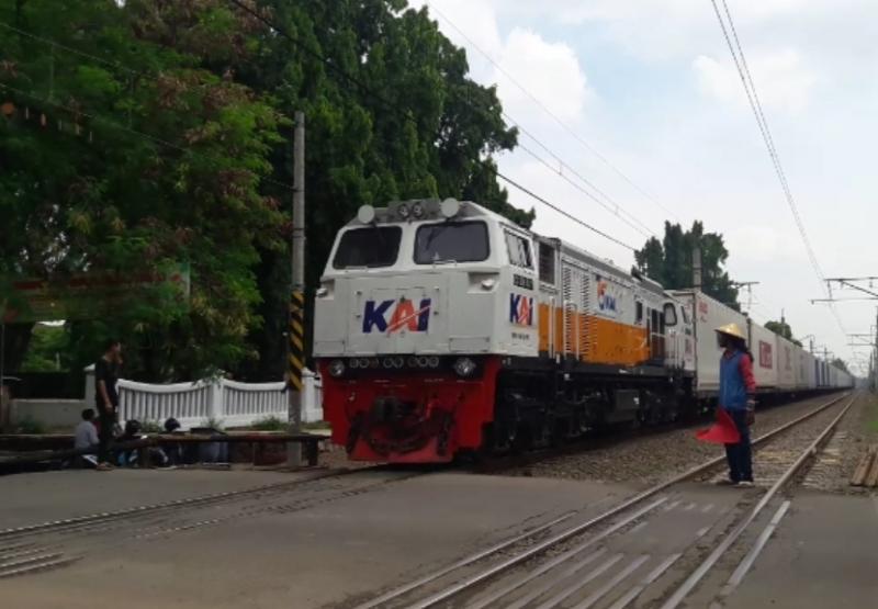 Perlintasan sebidang tanpa palang pintu di Bulak Kapal, Bekasi.