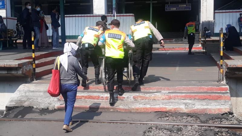 Petugas mengevakuasi penumpang KRL dari Stasiun Manggarai., Jumat, 30 April 2021. Foto: BeritaTrans.com dan Aksi.id