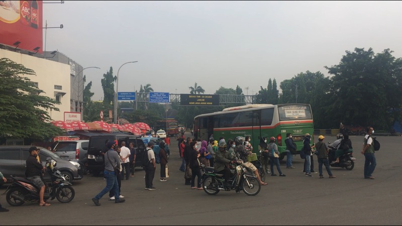 Depan Gerbang Tol Bekasi Timur, ramai calon penumpang bus Kota dan AKDP, Jumat (30/4/2021). Foto: BeritaTrans.com.