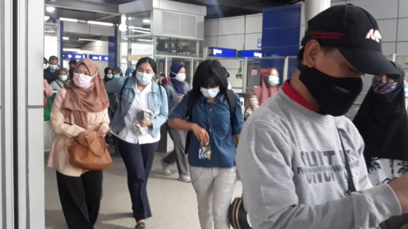 Penumpang KRL di Stasiun Bekasi Timur, Jumat pagi, 30 April 2021. Foto: BeritaTrans.com dan Aksi.id.