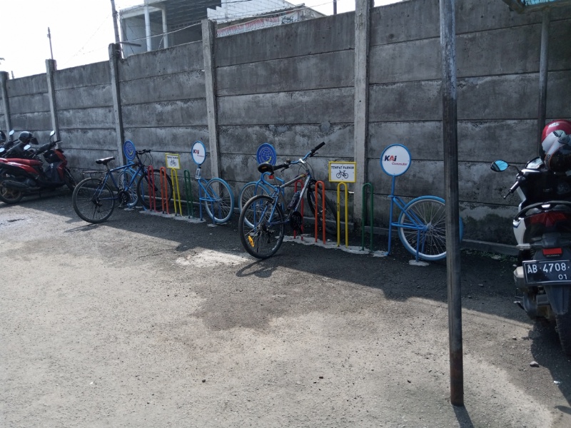 Parkiran sepeda di Stasiun Bojong Gede
