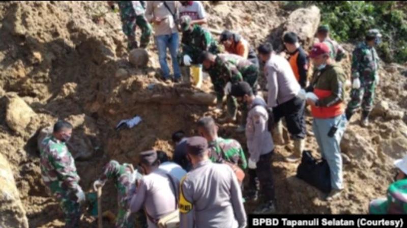 Proses pencarian dan evakuasi korban longsor di areal proyek pembangunan PLTA Batang Toru, Kecamatan Batang Toru, Kabupaten Tapanuli Selatan, Sumatera Utara, Jumat 30 April 2021. (Foto: BPBD Tapanuli Selatan)