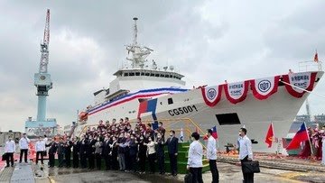 Taiwan mengerahkan kapal penjaga pantai baru mereka pada Kamis (29/4) untuk melawan taktik perang China terhadap wilayahnya. (Reuters/Yimou Lee)