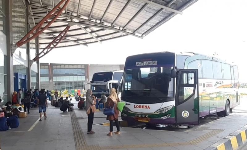 Keberangkatan penumpang bus AKAP di Terminal Pulo Gebang, Jakarta Timur.
