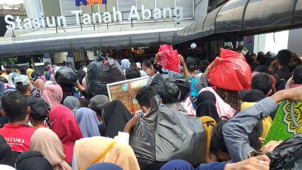 Calon penumpang KRL di Stasiun Tanah Abang membeludak siang tadi. (Foto: dok. istimewa)
