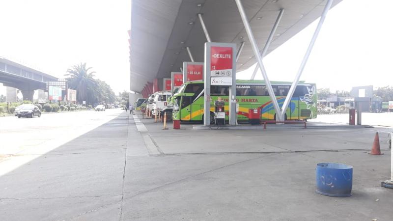 HAnya sedikit kendaraan di rest area KM 19 Tol Cikampek, Sabtu sore, 1 Mei 2021. Foto: BeritaTrans.com dan Aksi.id.