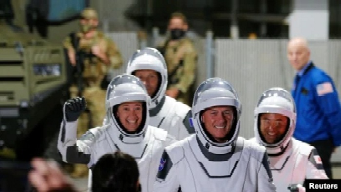 Astronot NASA Shane Kimbrough dan Megan McArthur, astronaut JAXA Akihiko Hoshide, dan astronaut ESA Thomas Pesquet tiba untuk menaiki roket SpaceX Falcon 9 dengan kapsul Crew Dragon. (Foto: Reuters)