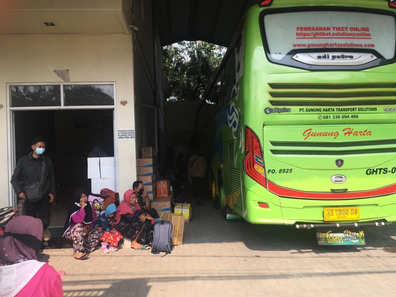 Pool dan agen tiketing bus Gunung Harta, Bulak Kapal, Bekasi, ramai penumpang, Minggu (2/5/2021). Foto: BeritaTrans.com.