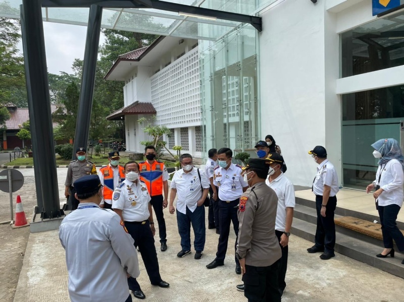 Dirjen Perhububgan Darat Budi Setiyadi saat beri.pengarahan singkat di Terminal Bulupitu, Purwokerto