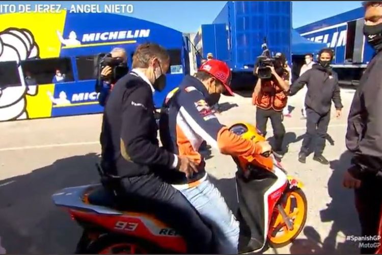 Marc Marquez bersama Dr Angel Charte menunggangi motor menuju pusat medis Sirkuit Jerez setelah mengalami kecelakaan hebat pada akhir-akhir sesi FP3 MotoGP Spanyol, Sabtu (1/5/2021). Foto: Kompas.com.