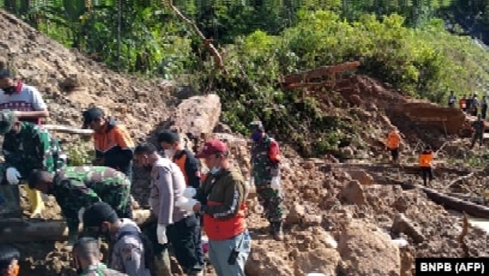 Tim penyelamat yang mencari korban tanah longsor akibat hujan menewaskan sedikitnya tiga orang di dekat pembangkit listrik Batang Toru di Tapanuli Selatan, Sumatera Utara. (Foto: BNPB via AFP)