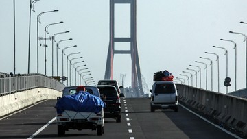 Ilustrasi. Kendaraan bermotor melintas di jembatan Suramadu, Surabaya, Jawa Timur. Foto: CNNIndonesia.com.