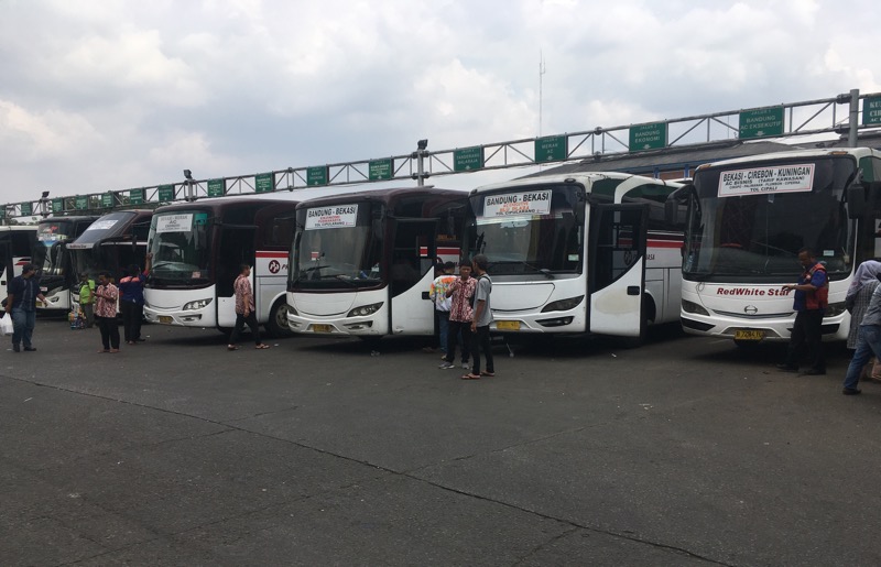 Bus AKDP menumpuk di Terminal Induk Kota Bekasi, Senin (3/5/2021). Foto: BeritaTrans.com.
