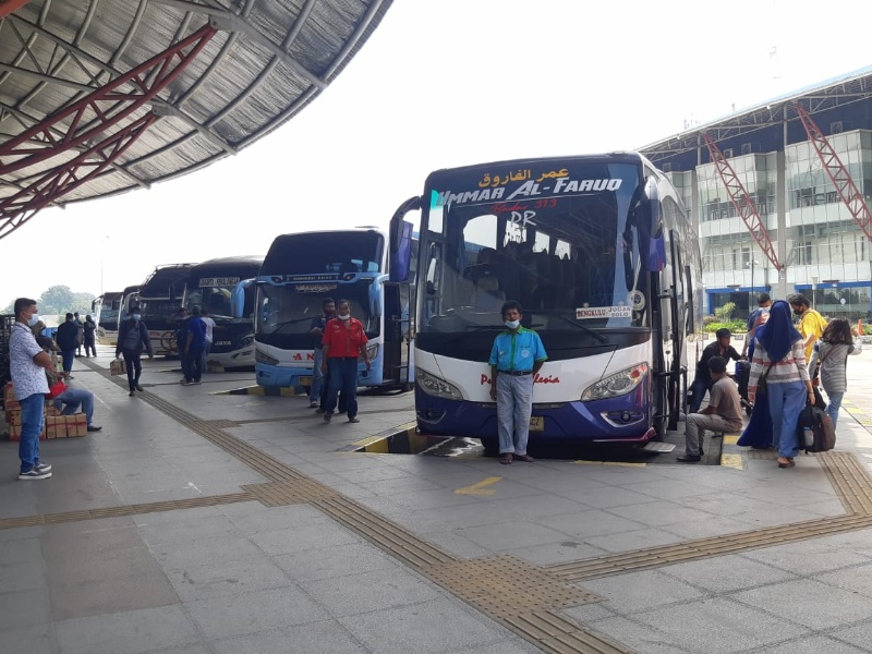 Suasana di terminal bus 