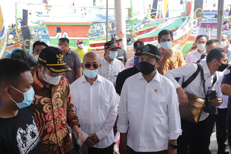 Kunjungan Menteri Kelautan dan Perikanan Sakti Wahyu Trenggono saat mengunjungi Pelabuhan Perikanan Nusantara (PPN) Lamongan, Sabtu (1/5/2021).