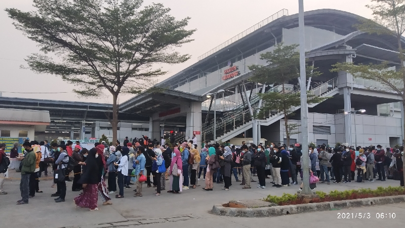 Penumpukan calon penumpang di Stasiun Cikarang (foto:BeritaTrans.com/ahmad) 