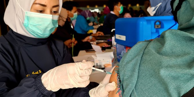 Vaksinasi Covid-19 kepada guru di Mal Tangerang Selatan.
