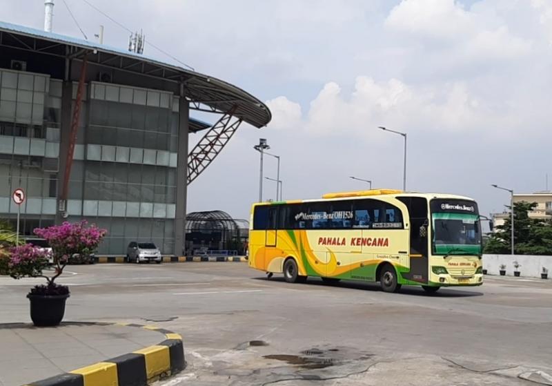 Bus Pahala Kencana di jalur Terminal Pulo Gebang, Jakarta Timur.