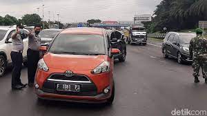 Kendaraan roda empat berplat ganjil memutar balik di pos sekat Gerbang Tol Bogor, Kota Bogor, Jawa Barat.