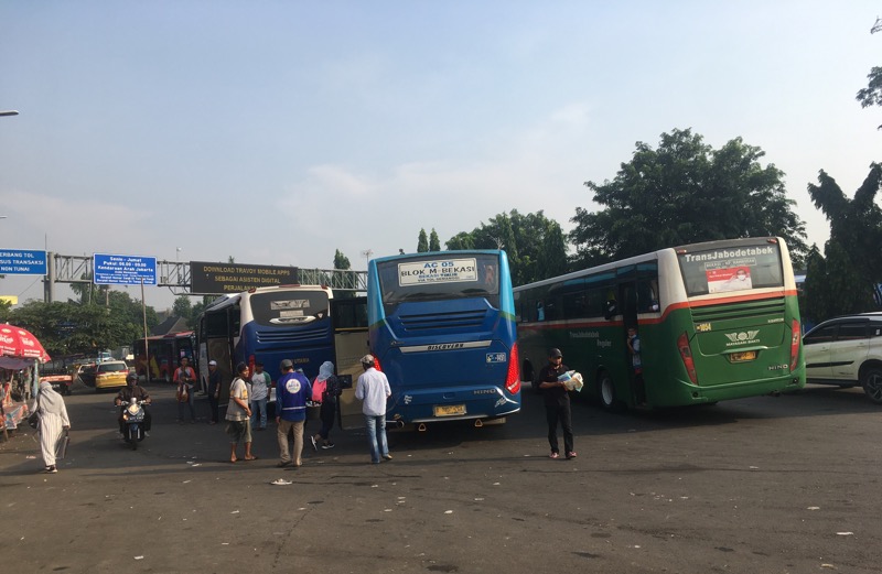 Bus Kota dan AKDP di depan Gerbang Tol Bekasi Timur, Senin (3/5/2021) pagi. Foto: BeritaTrans.com.