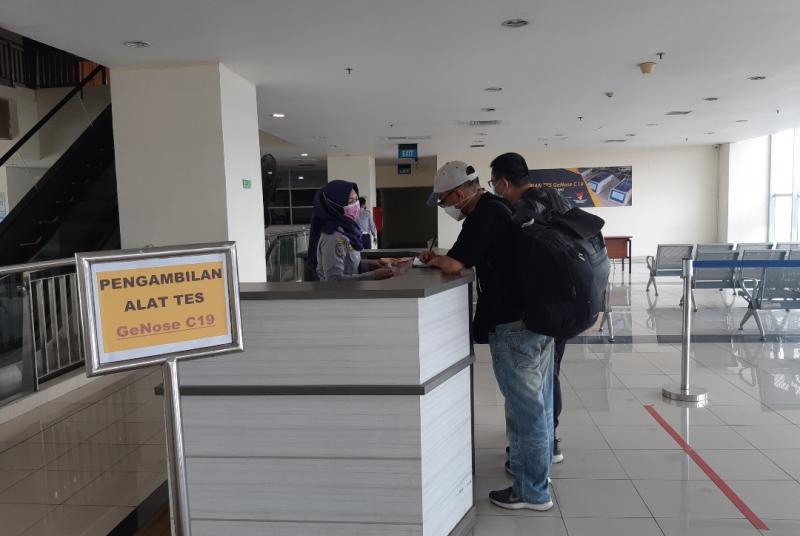 Pelayanan tes GeNose di Terminal Pulo Gebang pada Senin (3/5/2021).