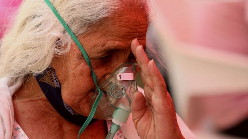 Banyak rumah sakit di Delhi, India, mulai mengalami kekurangan stok oksigen hampir dua pekan yang lalu. Krisis itu, akibat terus bertambahnya penderita Covid India, belum juga menunjukkan tanda-tanda akan mereda. (GETTY IMAGES)